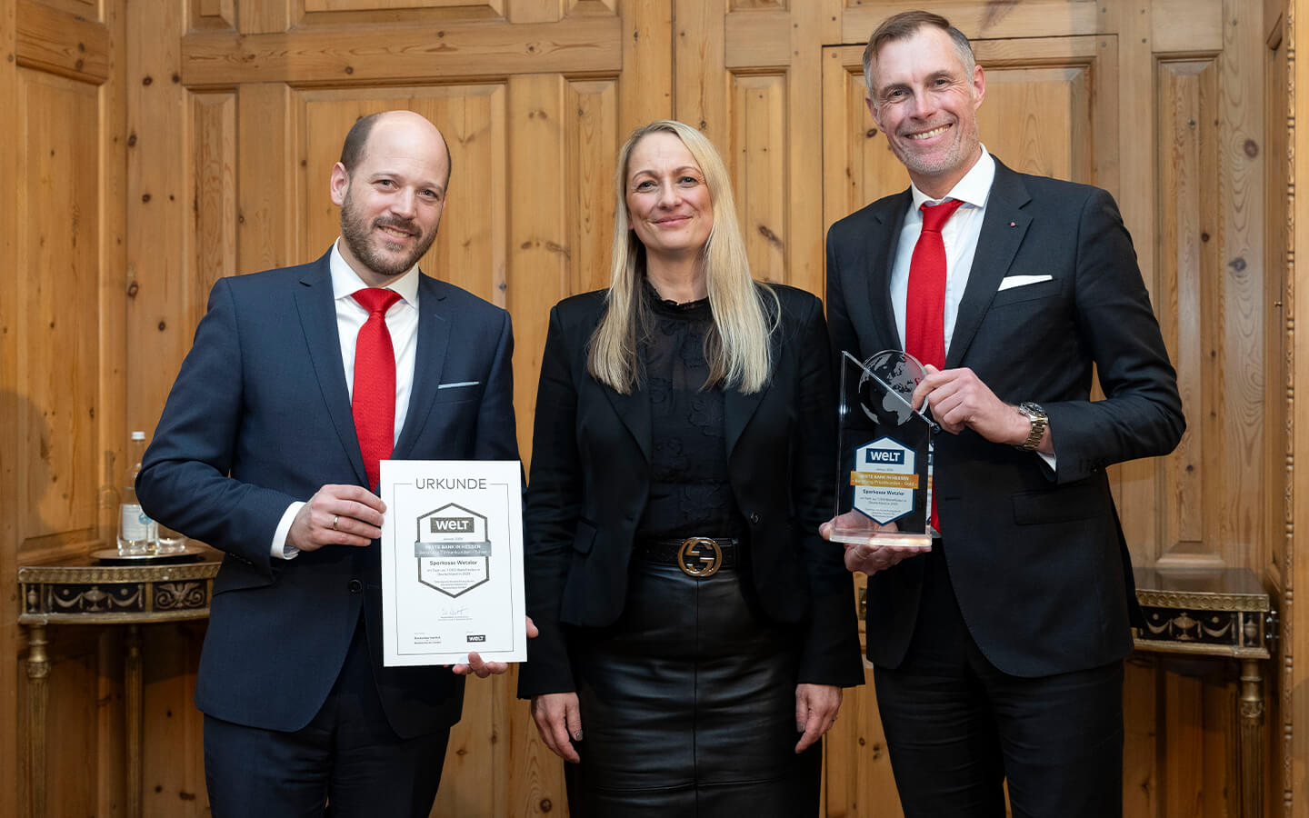 Christian Diehl, Bereichsdirektor; Annemarie Roventa, Bereichsdirektorin und Thorsten Pauli, Bereichsdirektor Privatkunden der Sparkasse Wetzlar