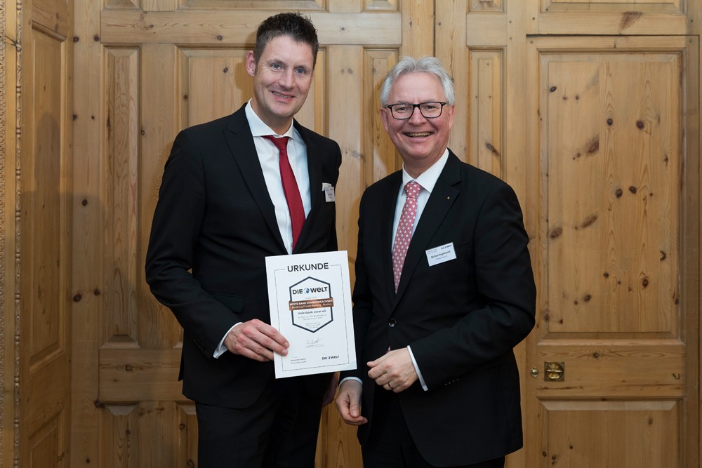 Jens Küpker Leiter Private-Banking Prokurist Michael Engelbrecht Vorstandsvorsitzender Volksbank Jeder eG