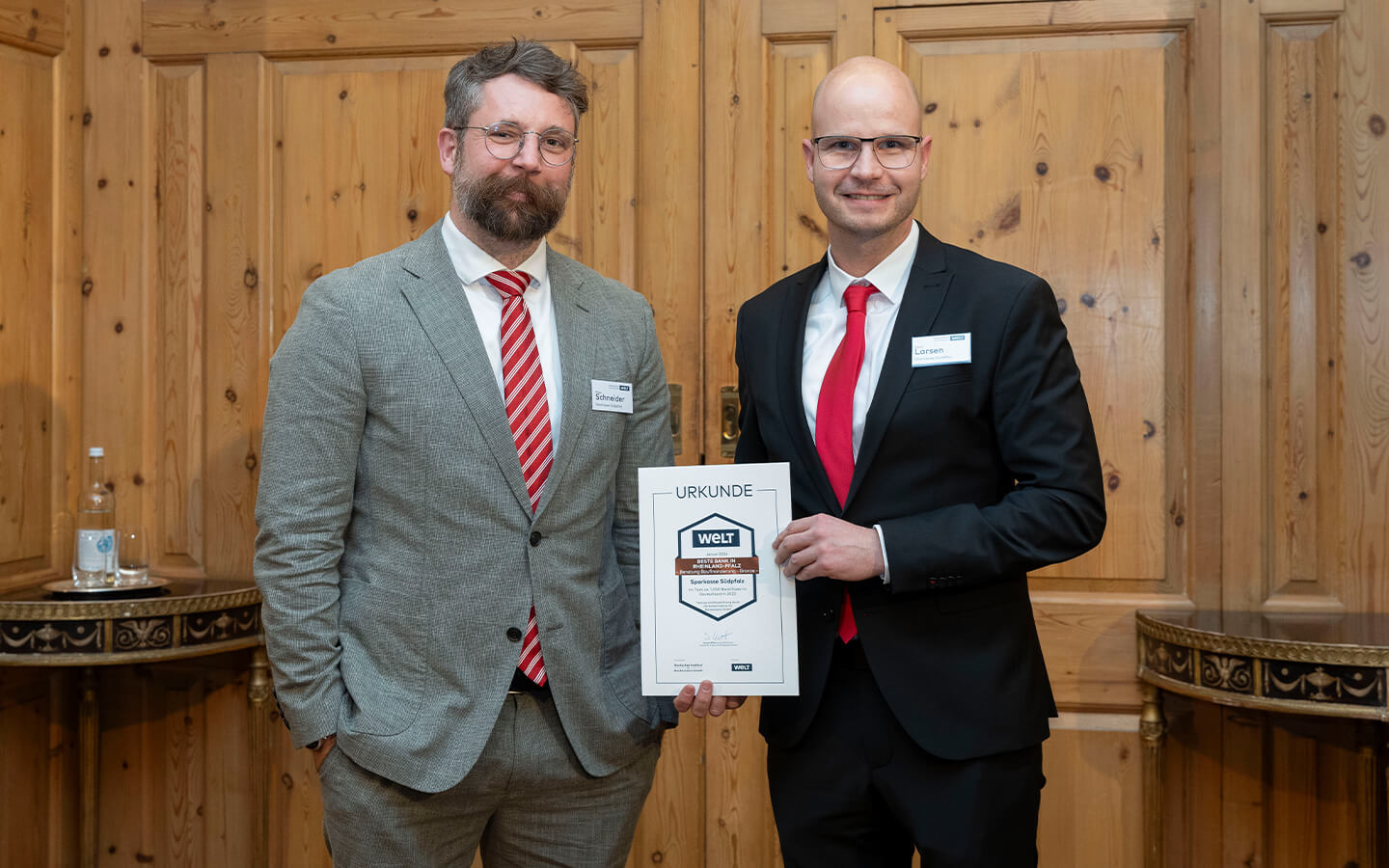 Philipp Schneider, Presssprecher und Svend Larsen, Vorstandsvorsitzender der Sparkasse Südpfalz