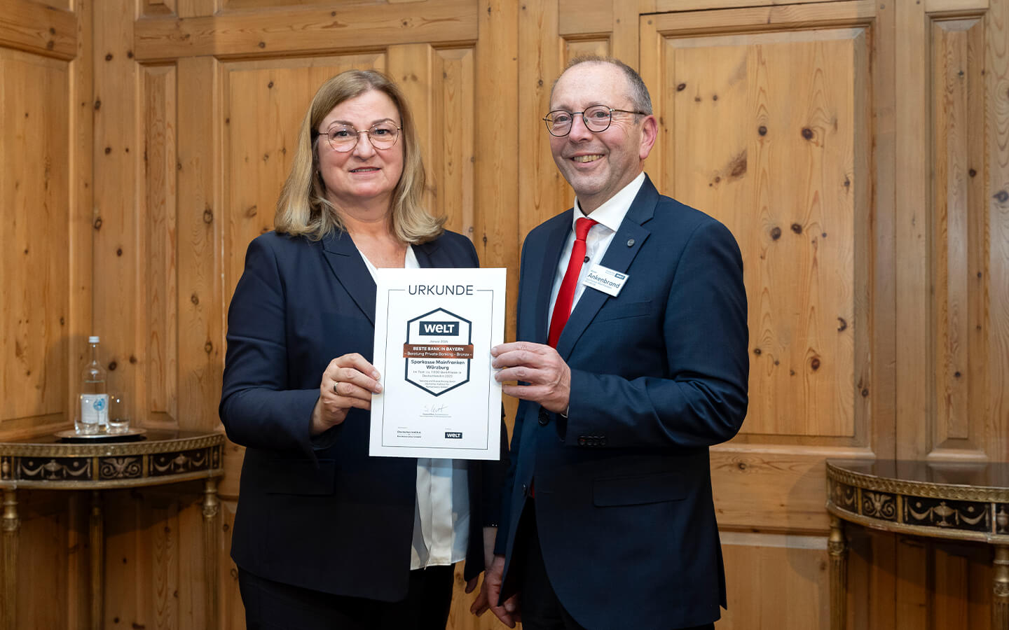 Sabine Spiegel, Bereichsdirektorin Private Banking und Vermögensmanagement und Rainer Ankenbrand, stellvertretendes Vorstandsmitglied der Sparkasse Mainfranken Würzburg