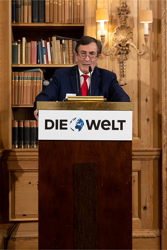 Wolfgang Ronzal, Experte für Servicequalität und Kundenorientierung sowie Mitarbeiterführung und Motivation, moderierte die Ehrung